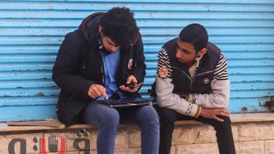 طلاب الثاني الثانوي بمطروح يؤدون الامتحان في الشارع.. «السيستم مش شغال جوا» |فيديو