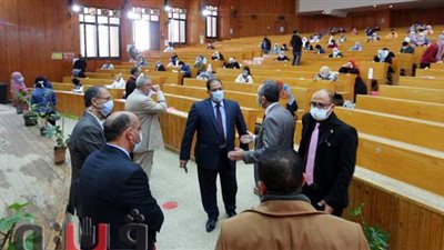 نائب رئيس جامعة المنصورة يتفقد امتحانات كليتي الصيدلة والتربية