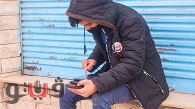 حضر الطلاب وغاب السيستم.. طلاب ثانية ثانوي بمطروح يؤدون الامتحان بالشارع بسبب النت.. وكروت الفكة وهوت سبوت أبرز الحلول