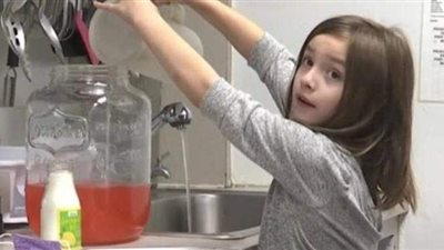 تعاني من تشوهات الدماغ.. طفلة تبيع عصير الليمون لتغطية تكلفة علاجها