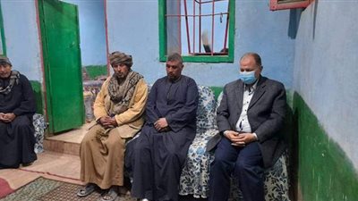 محافظ أسيوط يقدم العزاء لأسر ضحايا حادث المنزل المنهار | صور