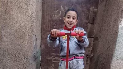 طفل من ذوى الهمم يحلم بكرسى متحرك للذهاب للمدرسة بالمنوفية | فيديو