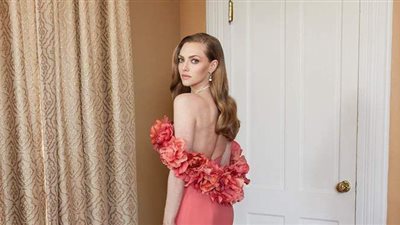 النجمة أماندا سيفريد تستعرض فستانها وساعتها في حفل جولدن جلوب 2021