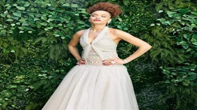 حرير مطرز واستغرق ألف ساعة لصناعته.. أندرا داي بفستان غريب في جولدن جلوب 2021 | فيديو