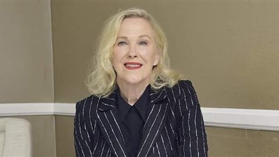 كاثرين أوهارا تحصد جائزة أفضل ممثلة تلفزيونية كوميدية بحفل جولدن جلوب 2021