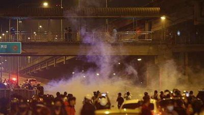 بسبب إهانة الذات الملكية.. مواجهات بين متظاهرين والشرطة خارج مقر رئيس وزراء تايلاند