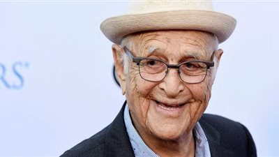 تقديرا لمجمل أعماله.. نورمان لير يتسلم جائزة كارول بورنيت الشرفية بجولدن جلوب 2021