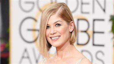 جولدن جلوب 2021.. روزاموند بايك أفضل ممثلة كوميدية عن دورها بـI Care a Lot