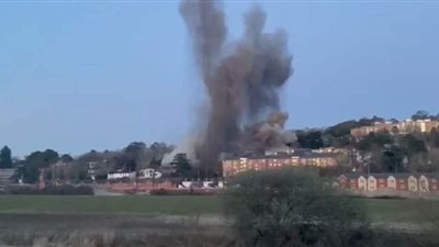 دمرت مبان وأحدثت حفرة بحجم طابقين.. لحظة تفجير قنبلة من الحرب العالمية الثانية| فيديو