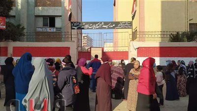توافد طلاب الصف الخامس الإبتدائي لتأدية الامتحان المجمع | صور