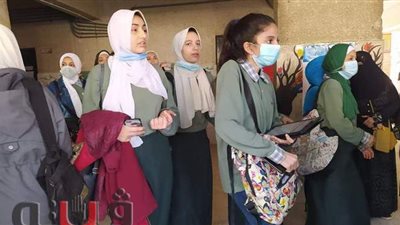 طلاب أولى ثانوى يؤدون امتحان اللغة الأجنبية الأولى والجغرافيا | صور