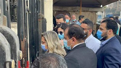 نجلة يوسف شعبان تدخل الحجر الصحي لمستشفى العجوزة لاستلام جثمان والدها | فيديو