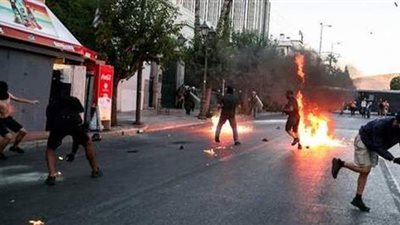 20 شخصا يشنون هجوما بقنابل نارية على مركز شرطة في أثينا
