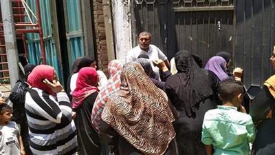 بالدعوات.. أولياء الأمور ينتظرون أبناءهم بمحيط لجان الامتحانات بالإسكندرية