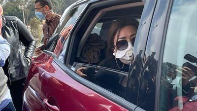 نهال عنبر ومنير مكرم أول الحاضرين في جنازة يوسف شعبان | صور