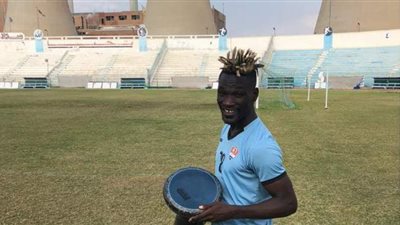 جماهير المحلة تحتفل بعيد ميلاد كابتن الفريق بالطبل البلدي | صور