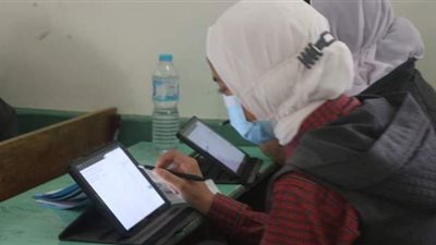 طالبتان على مقعد واحد بامتحان أولى ثانوي بمطروح.. ومديرة المدرسة: الشبكة ضعيفة | صور