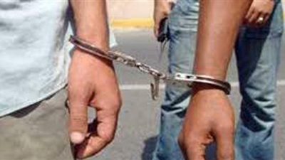 ضبط شخصين يروجان لعقاقير مخدرة عبر 