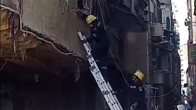 بالأسماء.. استخراج جثتين و4 مصابين من تحت أنقاض عقار الإسكندرية | فيديو