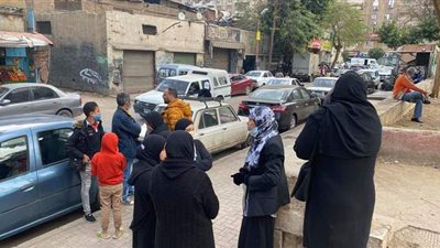 أقارب أحلام الجريتلي ينتظرون جثمانها أمام مسجد القبة الفداوية | صور