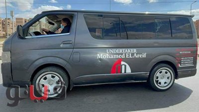 أسرة يوسف شعبان تتوجه إلى مقابر 6 أكتوبر لبدء مراسم الدفن | فيديو