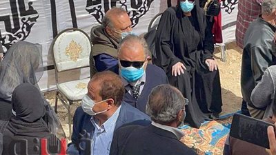 أشرف زكي يشارك بمراسم جنازة يوسف شعبان بمقابر 6 أكتوبر | صور