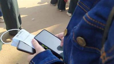 الطلاب يواجهون أزمة السيستم.. التلاميذ يلجأون للهوت سبوت وكروت الفكة.. شحن الباقة قبل الامتحان.. وجلوس طالبتين على مقعد واحد