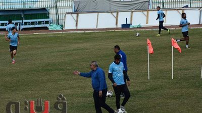 خالد عيد ينفعل على لاعبي المحلة في تدريبات الفريق | صور