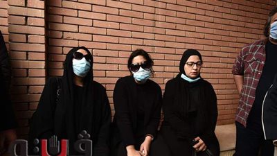 انهيار بنات وزوجة يوسف شعبان في البكاء خلال مراسم الدفن | فيديو وصور