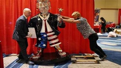 بـ100 ألف دولار.. عرض تمثال ذهبي لترامب وعصاه السحرية للبيع