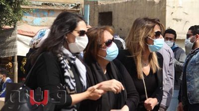 انهيار أسرة أحلام الجريتلي خلال جنازتها في العباسية | فيديو وصور