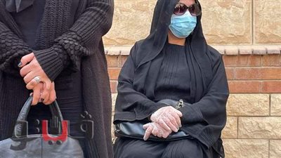 على الرغم من مرضها.. زوجة يوسف شعبان تشارك في جنازته | فيديو