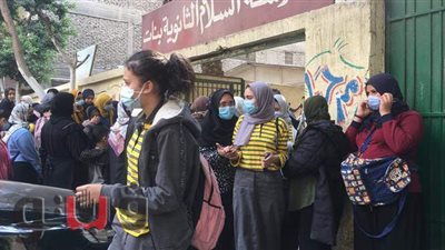 طالبات أولى ثانوي: 