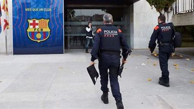 تفاصيل مداهمة الشرطة الإسبانية لمقر نادي برشلونة