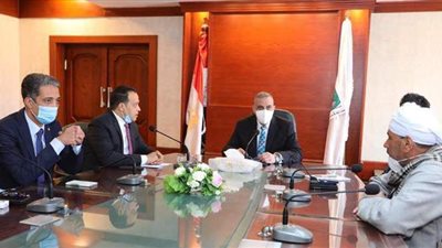 محافظ سوهاج يبحث مشاكل التجار وأصحاب الأعمال الحرة