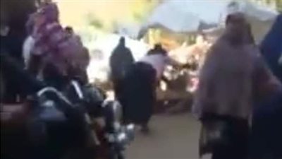 رئيسة وحدة محلية بالمنوفية تعتدي على بائعة وتهدم مظلتها بالسوق | فيديو