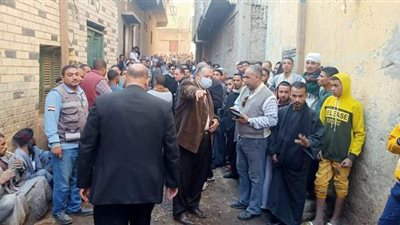 سكرتير أسيوط يتفقد موقع سقوط 5 أشخاص في بيارة صرف صحي