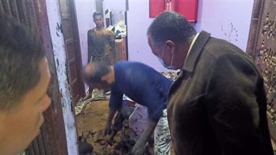 مساعدات مادية لأسر ضحايا بئر صرف صحي بأسيوط | صور