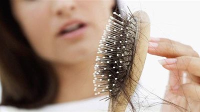 أسباب تساقط الشعر وطرق العلاج