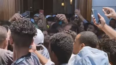  بعد صورته مع الفتاة الإسرائيلية.. تدافع الجمهور علي محمد رمضان عقب صلاة الجمعة