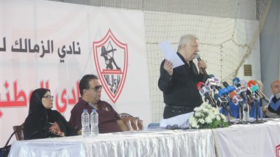 مرتضى منصور يصرف مكافأة شهر للعاملين بالزمالك