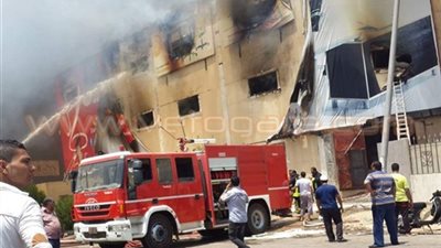وصول مساعدي وزير الداخلية إلى موقع حريق مصنع العبور