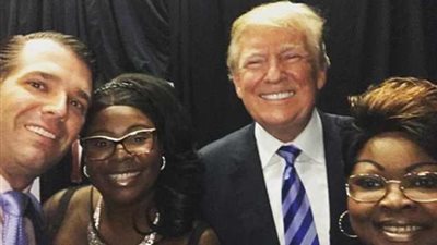 صور تجمع ترامب ونجله مع فتاتين سمراوتين بعد اتهامه بالعنصرية