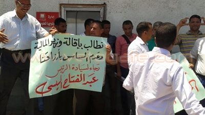 بالصور..العاملون بجمارك سفاجا يستغيثون بالرئيس من قانون الخدمة المدنية