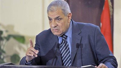 محلب يعود لمجلس الوزراء سيرا على قدميه من «التعليم»