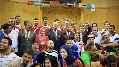 وزير الرياضة يصل الاستاد لحضور مباراة منتخب «الطائرة» مع المغرب