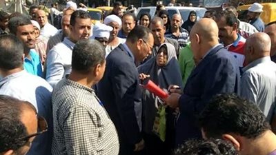 محافظ الشرقية يمنح وحدة سكنية لسيدة وابنتها المريضة