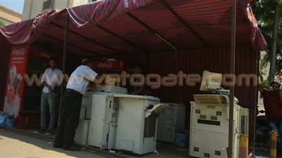 بالصور.. نشطاء «السبوبة» يستغلون طلاب الثانوية.. شباب يضعون «لاب توب» أمام مكاتب التنسيق لتسجيل الرغبات.. المياه المعدنية بـ«ضعف ثمنها».. السائقون يرفعون الأجرة.. والصورة