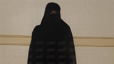 بالصور.. ضبط رجل يتنكر في زي منتقبة لمراقبة تحركات الجيش برفح