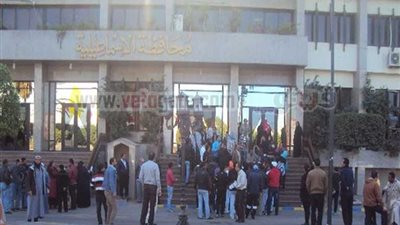 عمال النظافة  يتظاهرون أمام  ديوان الإسماعيلية